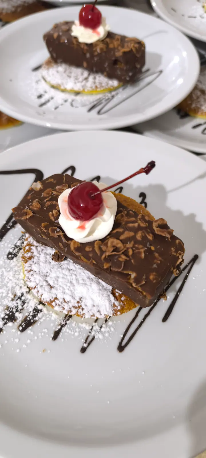 Postre de chocolate con presentación artesanal