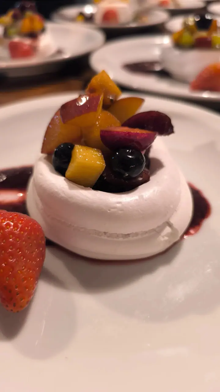Postre individual con frutas frescas