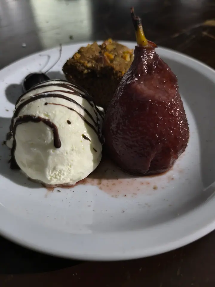 Postre de pera y helado servido en plato