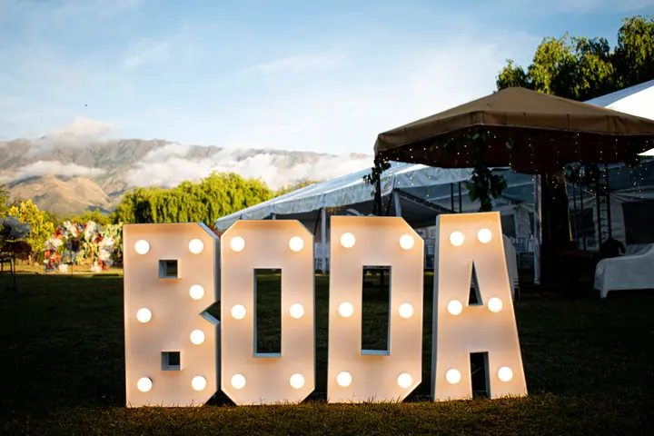 Celebración boho al aire libre producida por Díaz Catering