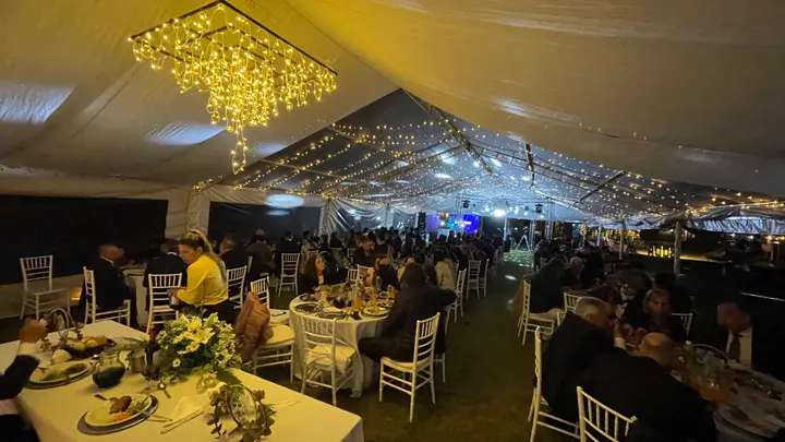 Carpa ambientada para una celebración nocturna