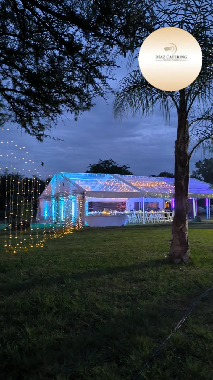 Carpa estructural iluminada para un evento al aire libre