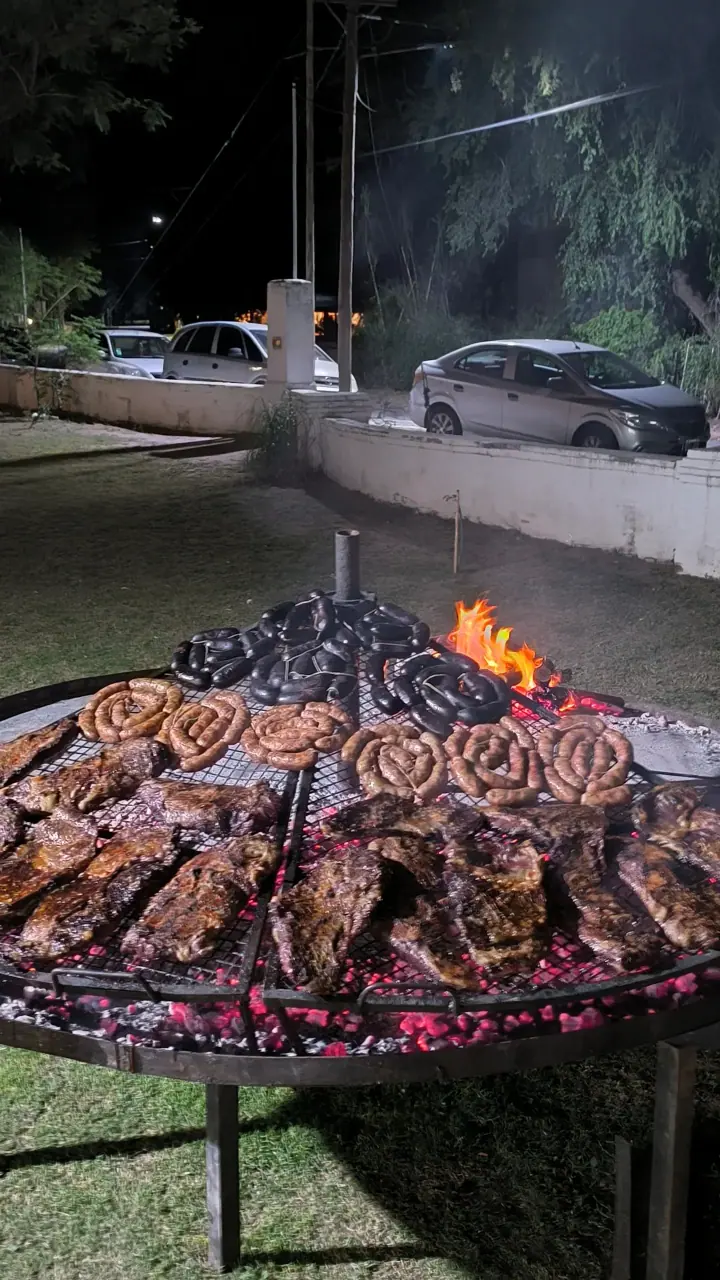 Parrilla con carnes y embutidos al fuego