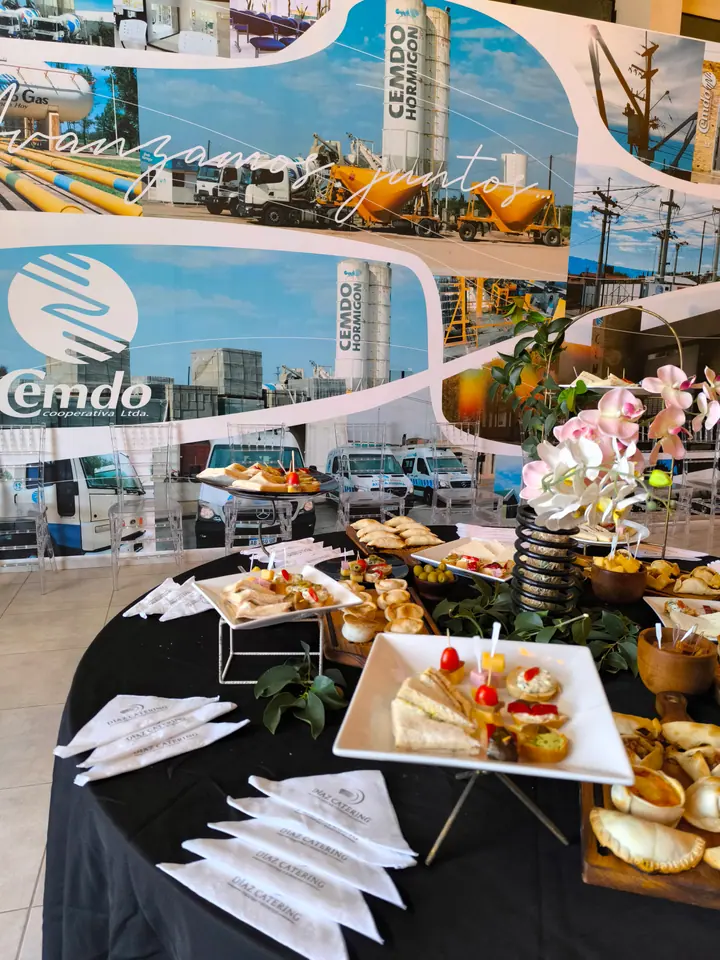Mesa de catering preparada para un evento